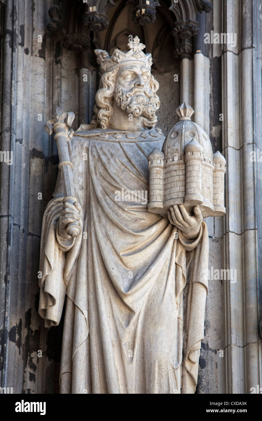 Calcare la figura di un apostolo sul portale principale, Koelner Dom, la cattedrale di Colonia, Germania, Europa Foto Stock