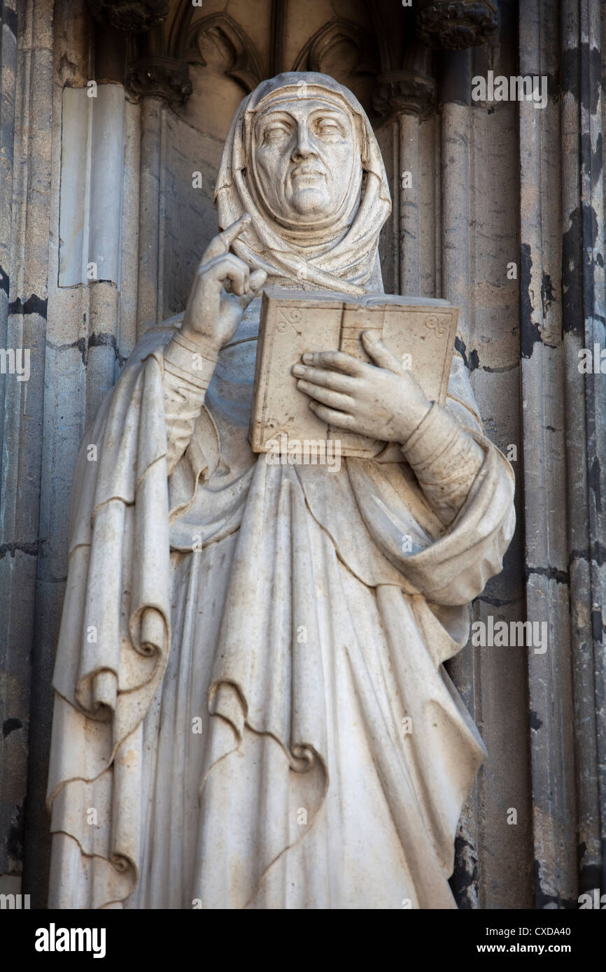 Calcare la figura di un apostolo sul portale principale, Koelner Dom, la cattedrale di Colonia, Germania, Europa Foto Stock