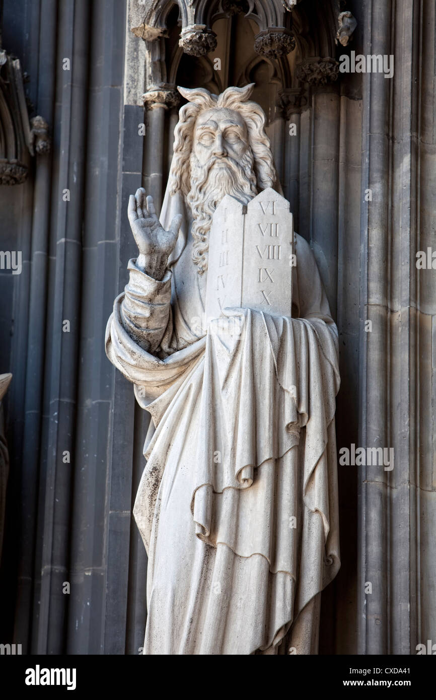 Calcare la figura di Mosè sul portale principale, Koelner Dom, la cattedrale di Colonia, Germania, Europa Foto Stock