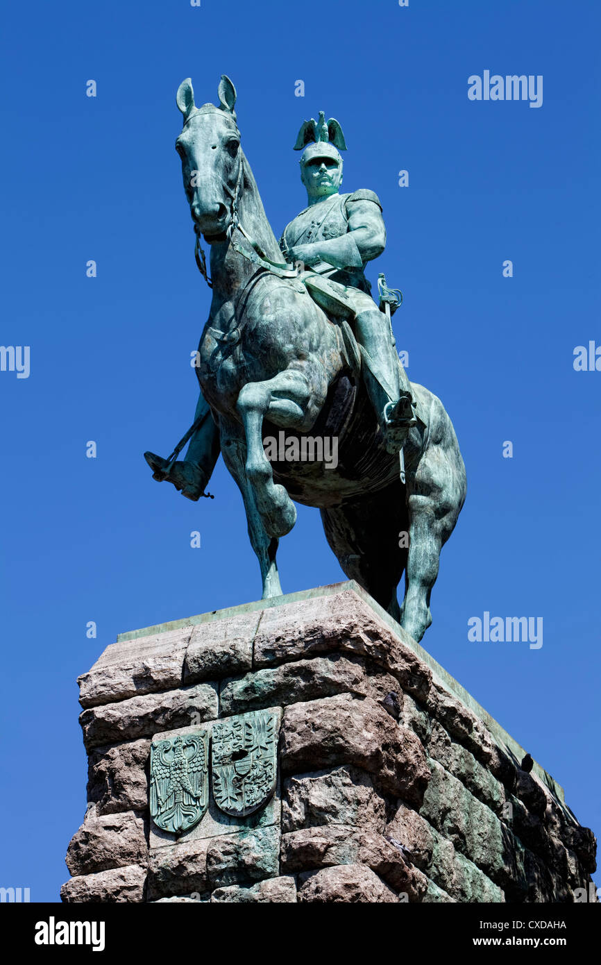 Statua equestre al ponte di Hohenzollern, monumento all'imperatore tedesco Wilhelm II o di Guglielmo II, Colonia, Germania, Europa Foto Stock