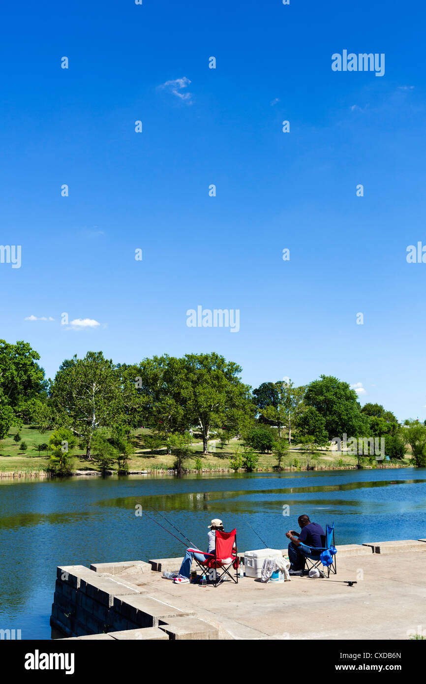 Pesca sul lago di Jefferson in Forest Park, St Louis, Missouri, Stati Uniti d'America Foto Stock