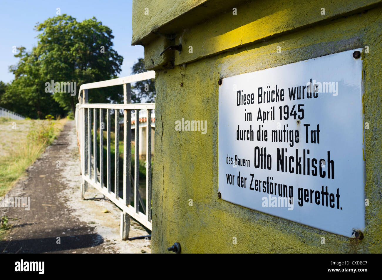 Scheda Informazioni su un ponte che attraversa il Schwarze Elster River vicino Neudeck, Elbe-Elster, Brandeburgo, Germania, Europa Foto Stock