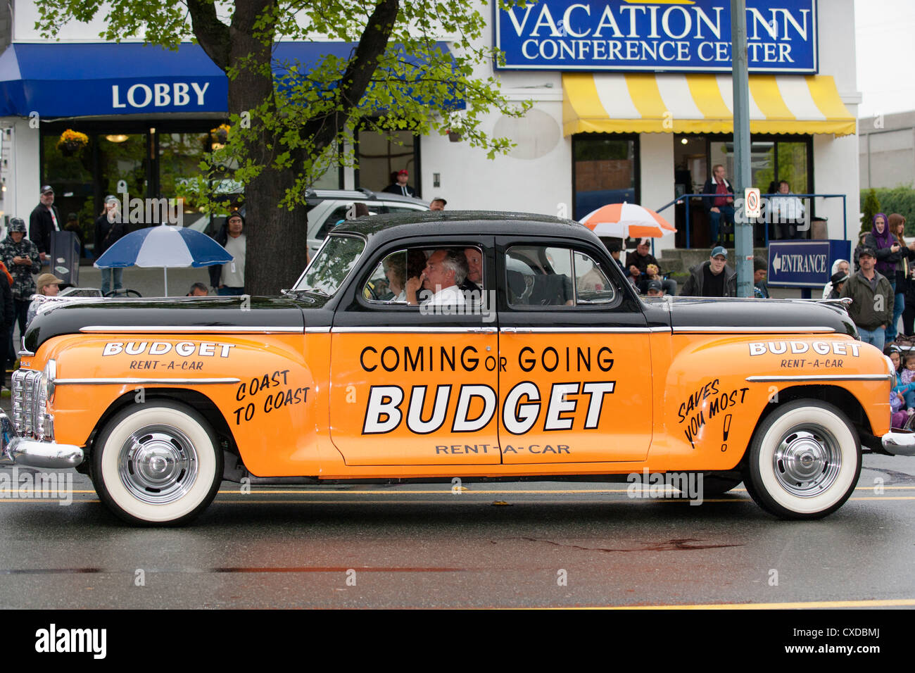 Due modo Budget rent a car durante 2012 Victoria Day Parade-Victoria, British Columbia, Canada. Foto Stock