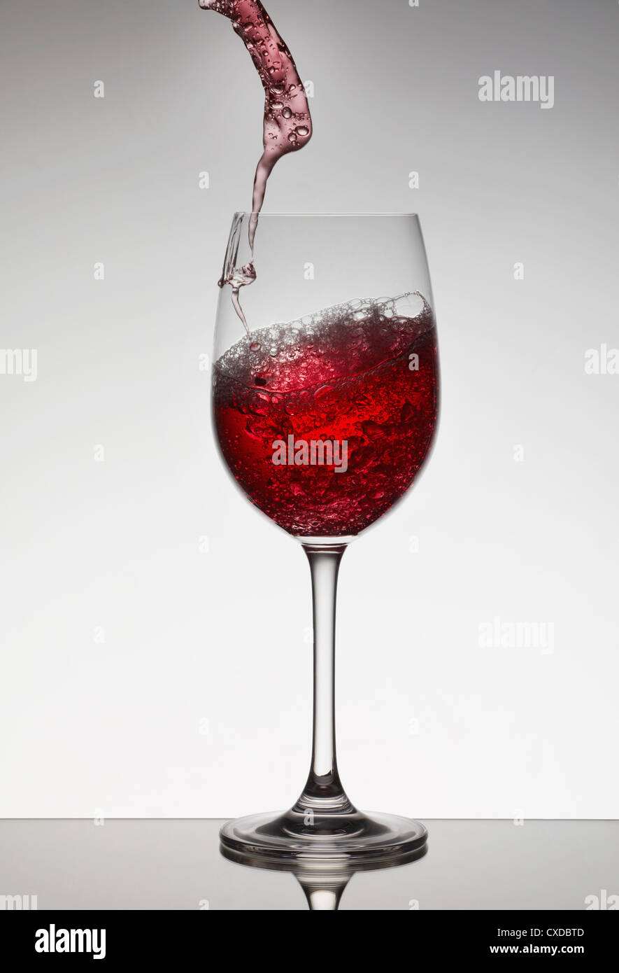Il vino rosso di riempimento bicchiere di vino Foto Stock
