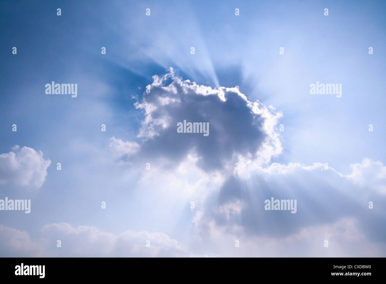 Raggi del sole dietro il cloud Foto Stock