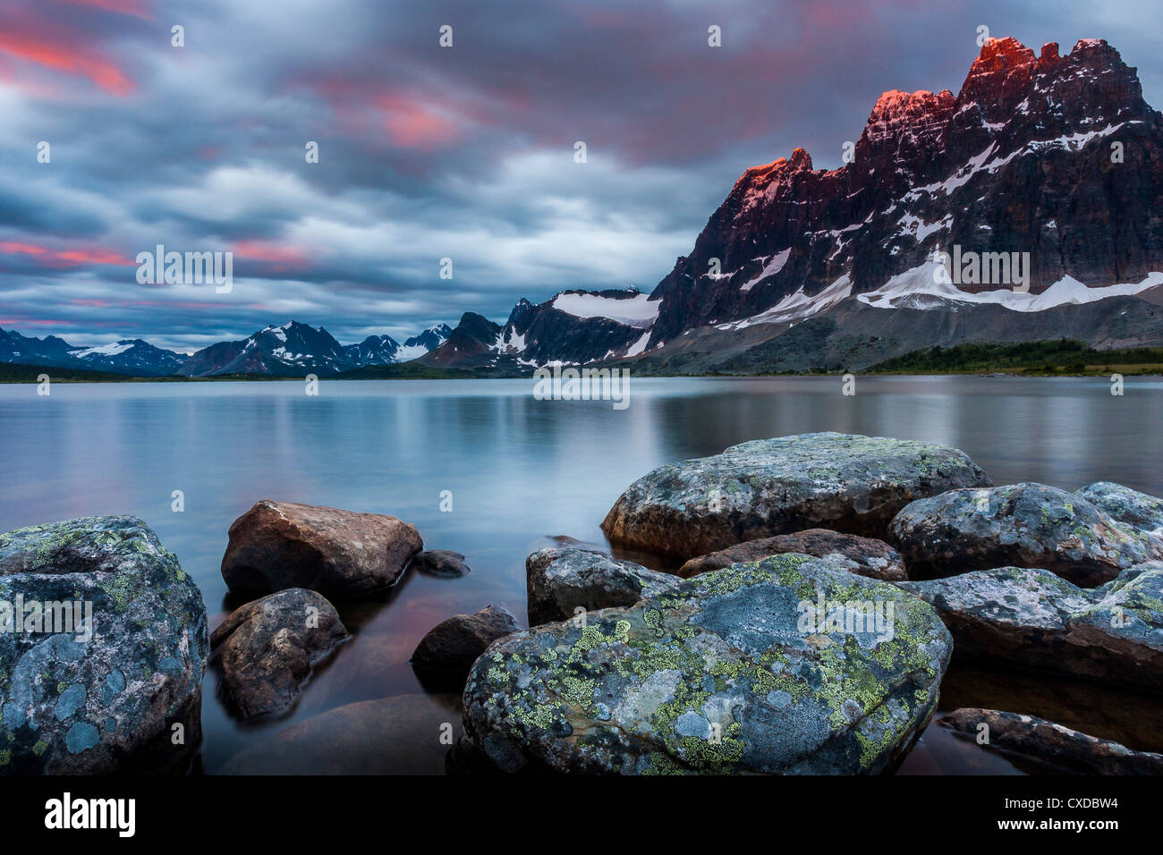 Sunrise dipinge le punte dei bastioni sopra il lago di ametista nella valle Tonquin nel Parco Nazionale di Jasper, Alberta, Canada. Foto Stock