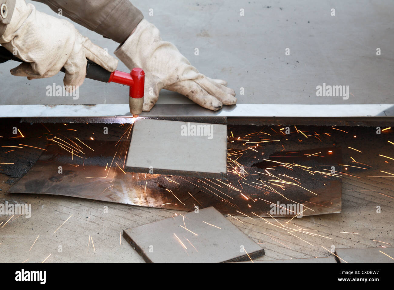 Aria di taglio ad arco plasma della piastra in acciaio Foto Stock