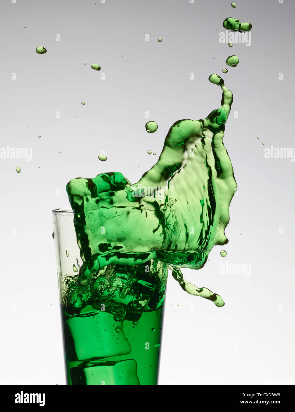 Verde di spruzzi di liquido dal vetro Foto Stock