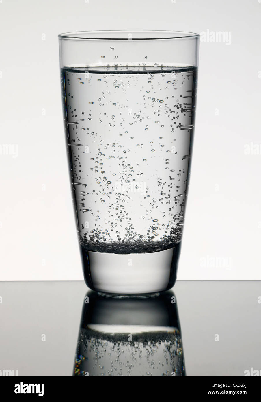 Acqua gassata in vetro Foto Stock