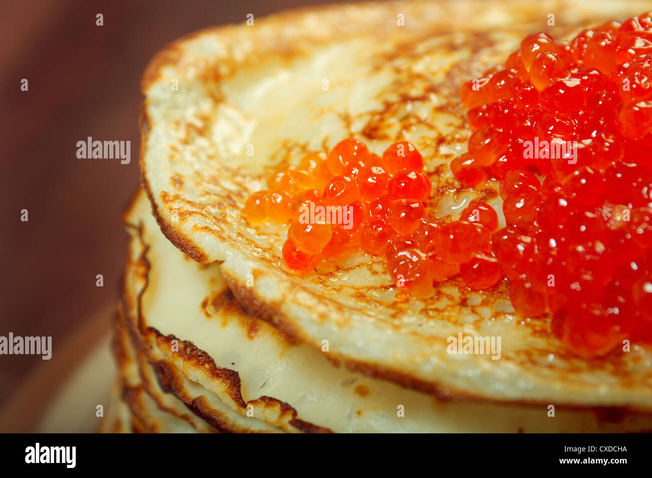 Frittelle Russe con caviale rosso Foto Stock