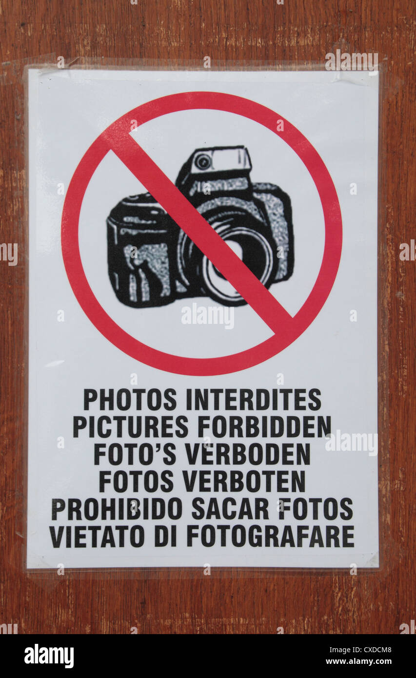 Una fotografia segno vietato al di fuori di un museo di Tournai, Hainaut, Belgio. Foto Stock