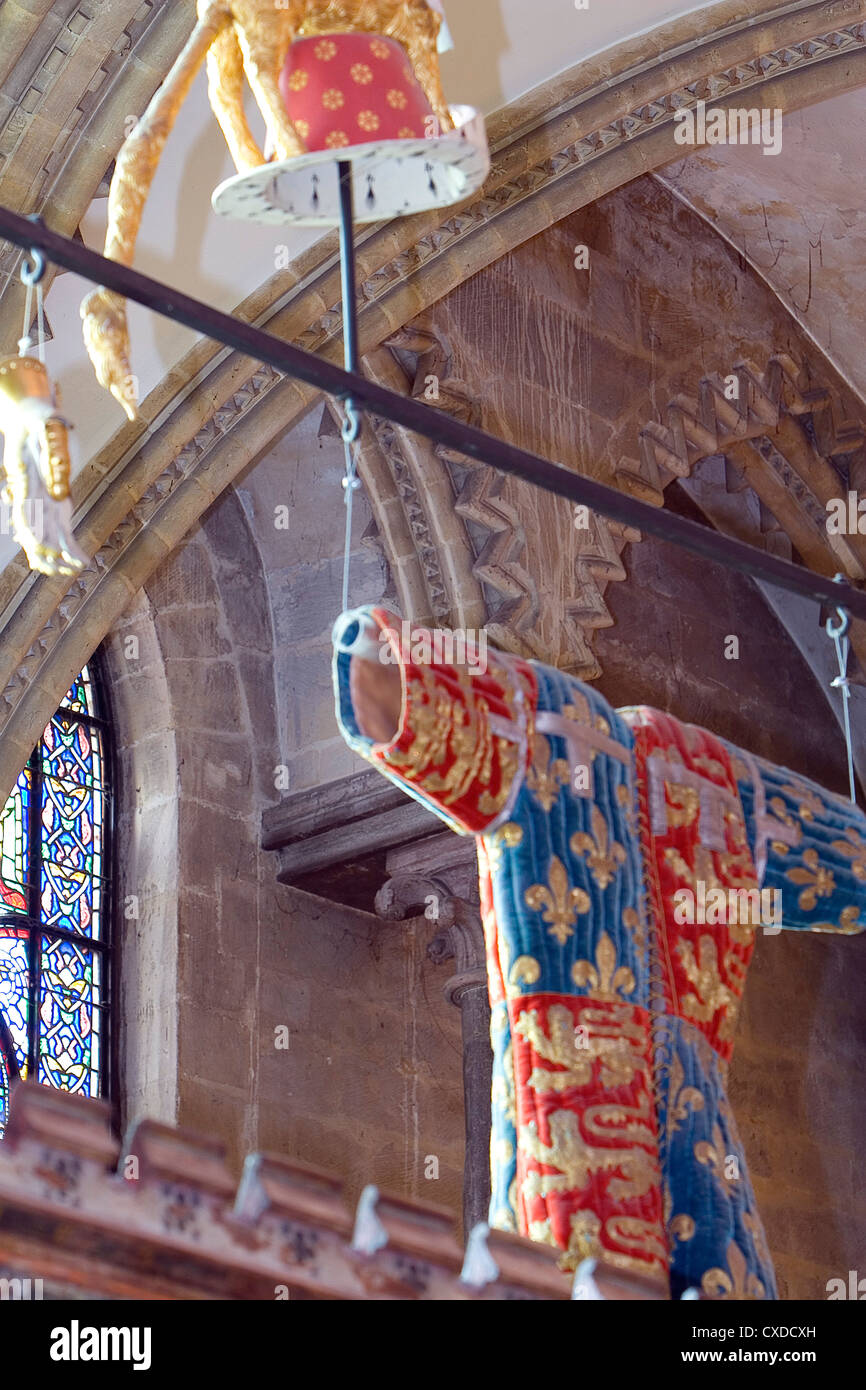 Replica costume araldico appesa sopra la tomba del Principe Nero, Cattedrale di Canterbury, nel Kent, England, Regno Unito Foto Stock