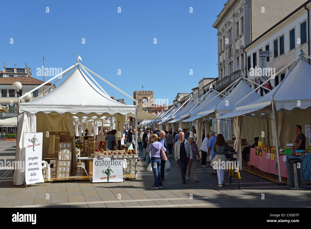 Artigianato le bancarelle del mercato in Piazza Erminio Ferretto, Mestre, Venezia, Provincia di Venezia, regione Veneto, Italia Foto Stock