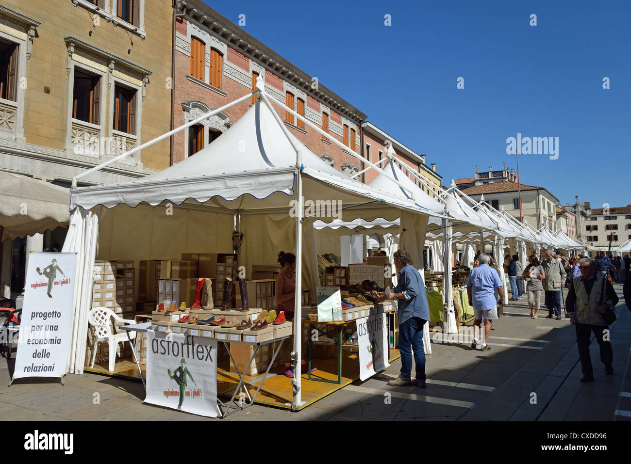 Artigianato le bancarelle del mercato in Piazza Erminio Ferretto, Mestre, Venezia, Provincia di Venezia, regione Veneto, Italia Foto Stock