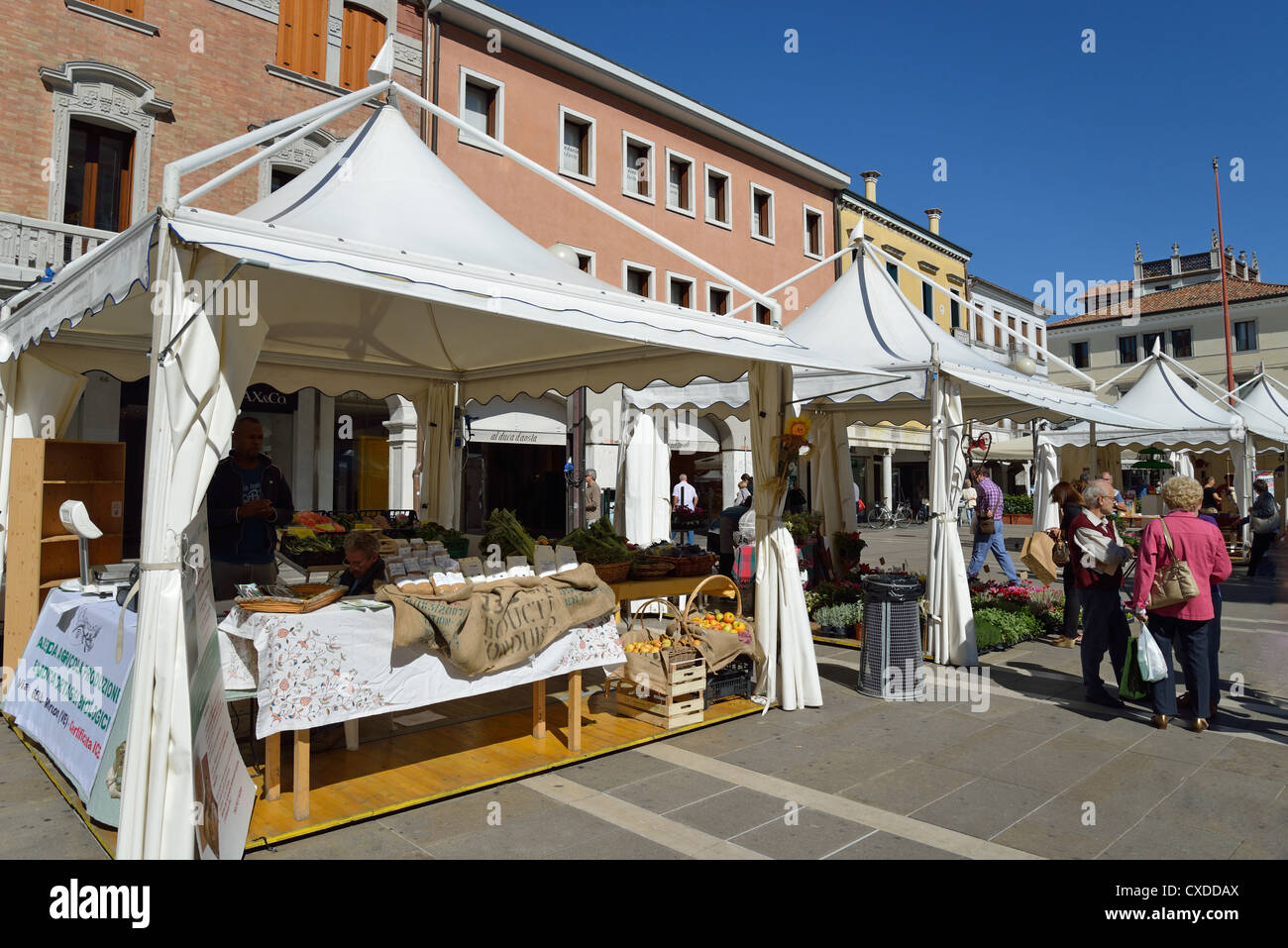 Artigianato le bancarelle del mercato in Piazza Erminio Ferretto, Mestre, Venezia, Provincia di Venezia, regione Veneto, Italia Foto Stock
