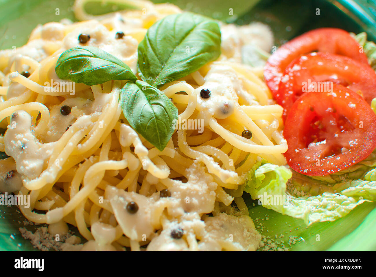 Caldo fresco spaghetti con salsa al formaggio con pepe Foto Stock