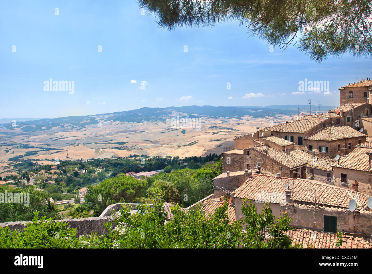 Vista sui tetti e il paesaggio di una piccola città di Volterra in Toscana Foto Stock