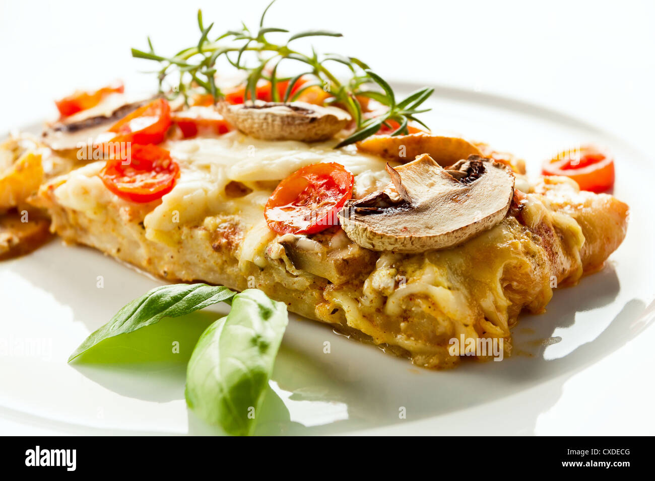 Gustosi piatti sani di filetto di pesce con verdure e funghi Foto Stock