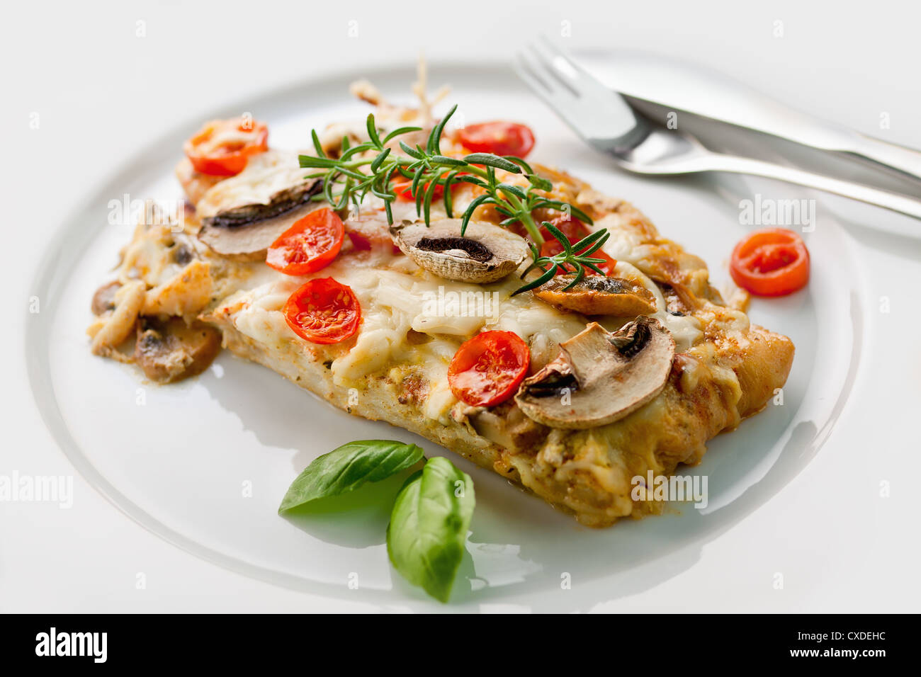 Gustosi piatti sani di filetto di pesce con verdure e funghi Foto Stock