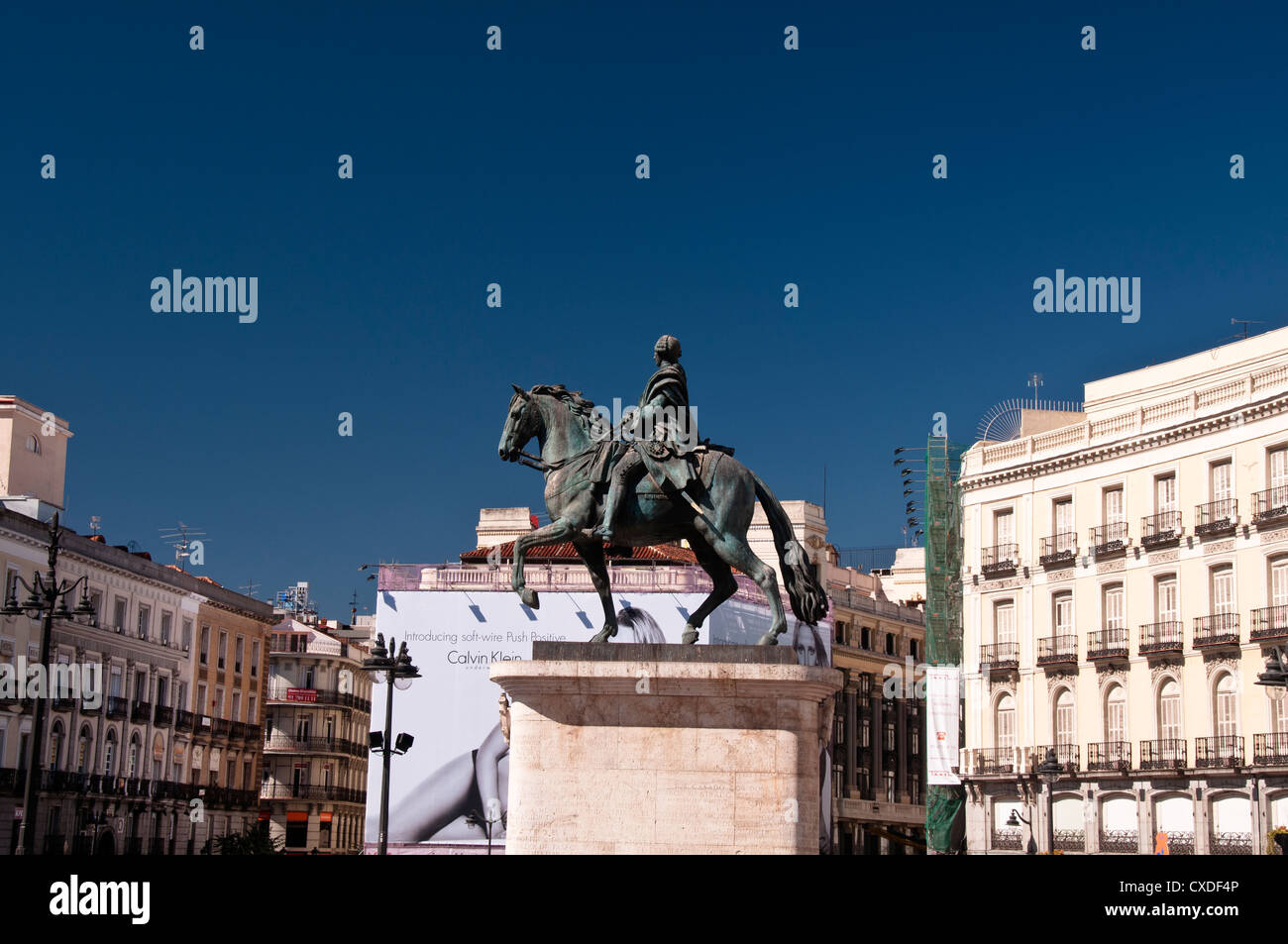 Vista la statua equestre di re Carlos III Puerta Del Sol Madrid Spagna Europa Foto Stock