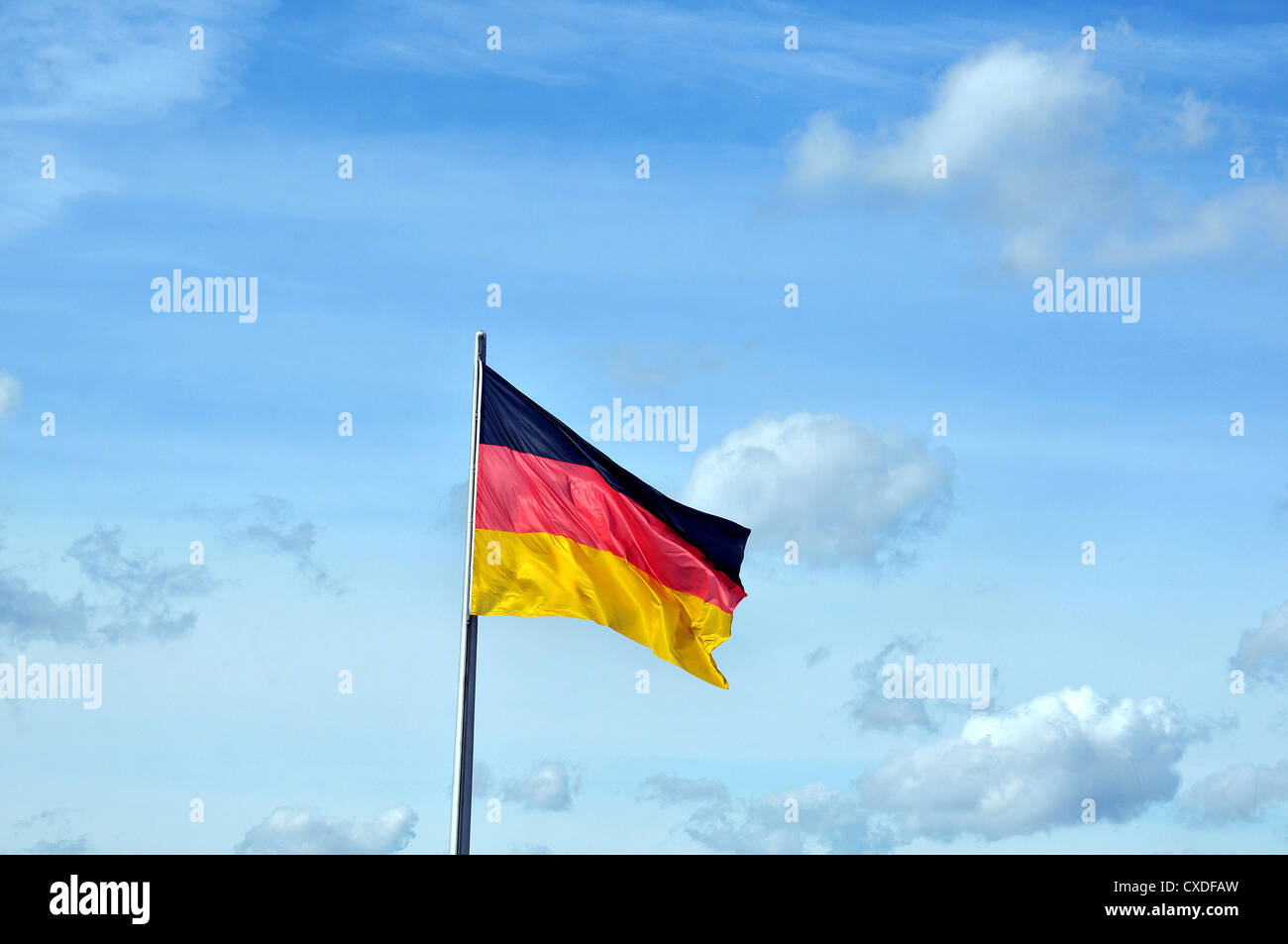 Bandiera tedesca nel cielo blu Berlino Germania Foto Stock