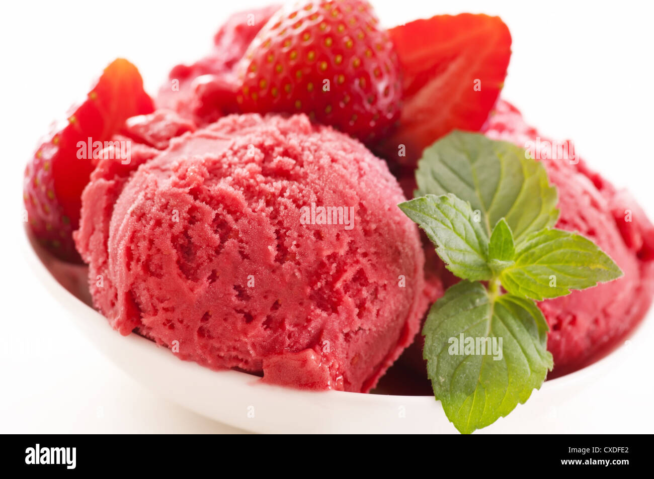 Sorbetto di fragole con menta fresca Foto Stock