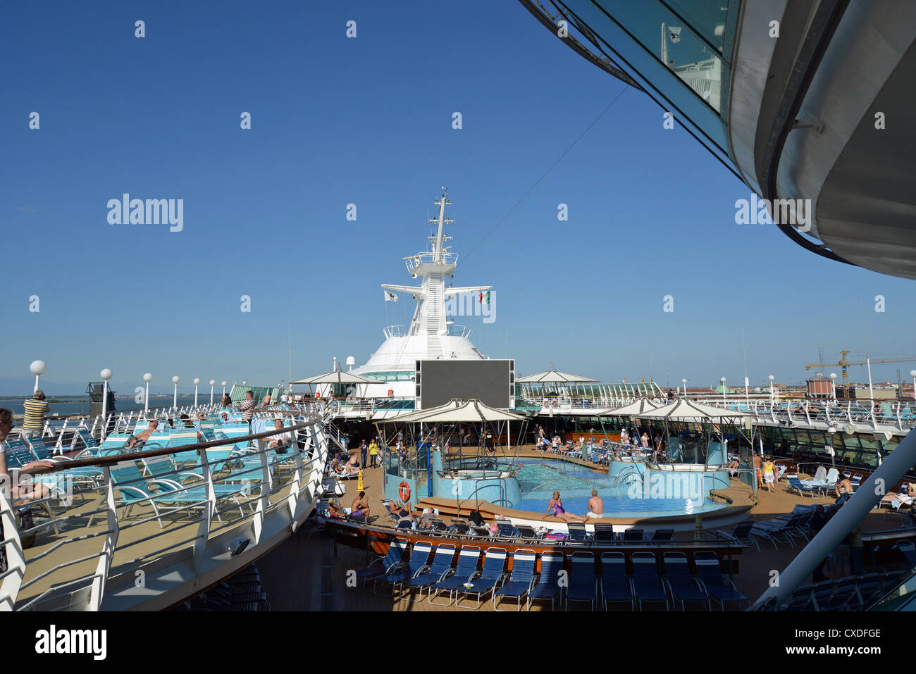 I passeggeri a prendere il sole sulla terrazza per prendere il sole sul Royal Caribbean 'grandeur dei mari" la nave di crociera, Mare Adriatico, Mediterraneo, Europa Foto Stock