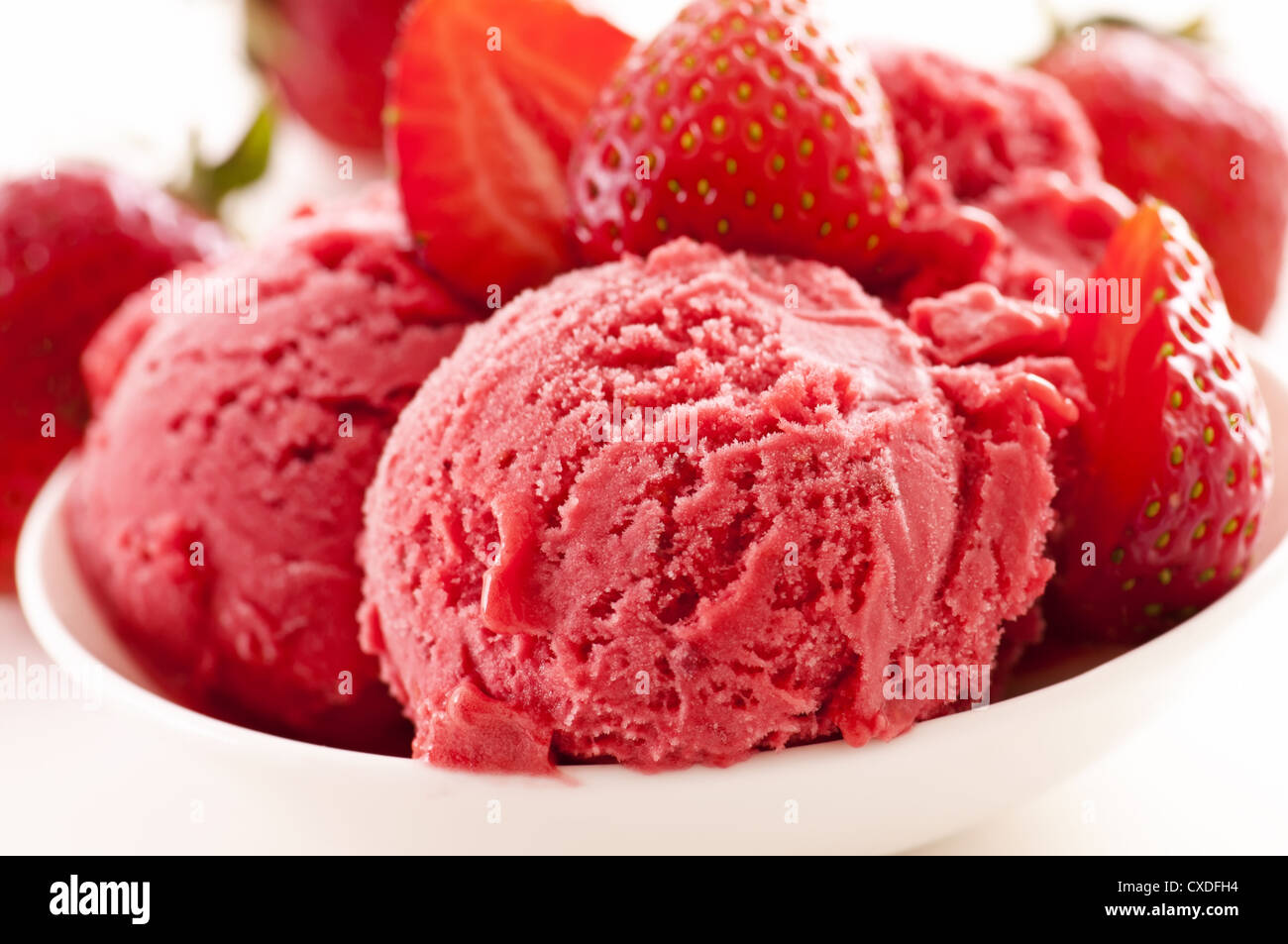 Gelato alla fragola con fragole fresche Foto Stock