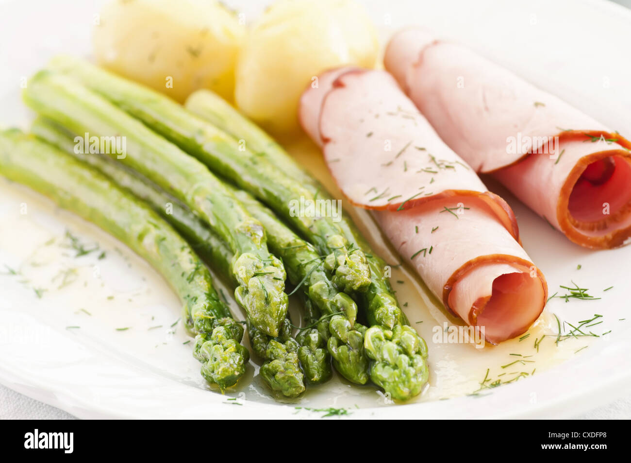 Gli asparagi con prosciutto e patate Foto Stock