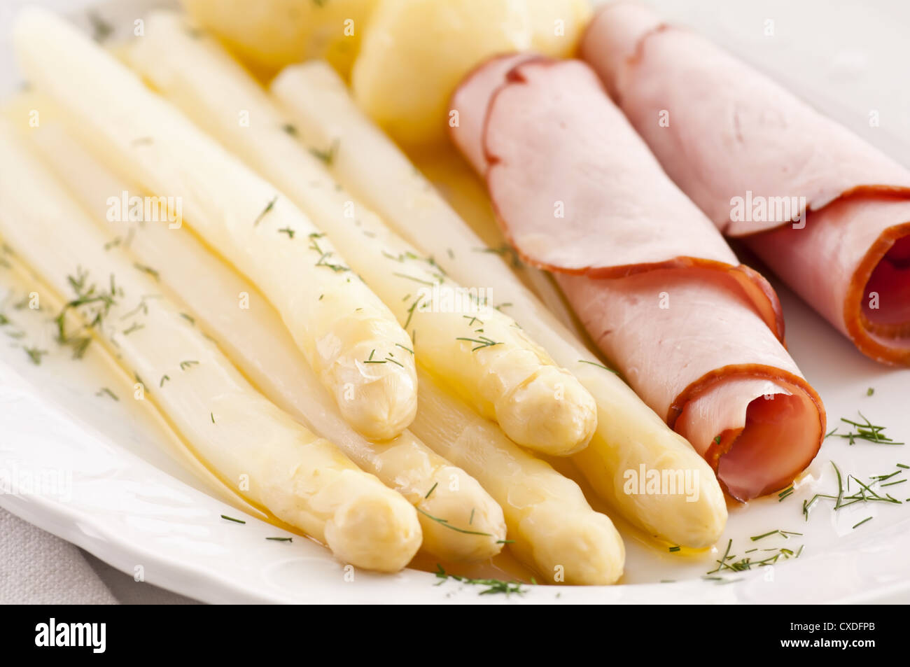 Asparagi con prosciutto e salsa di burro Foto Stock