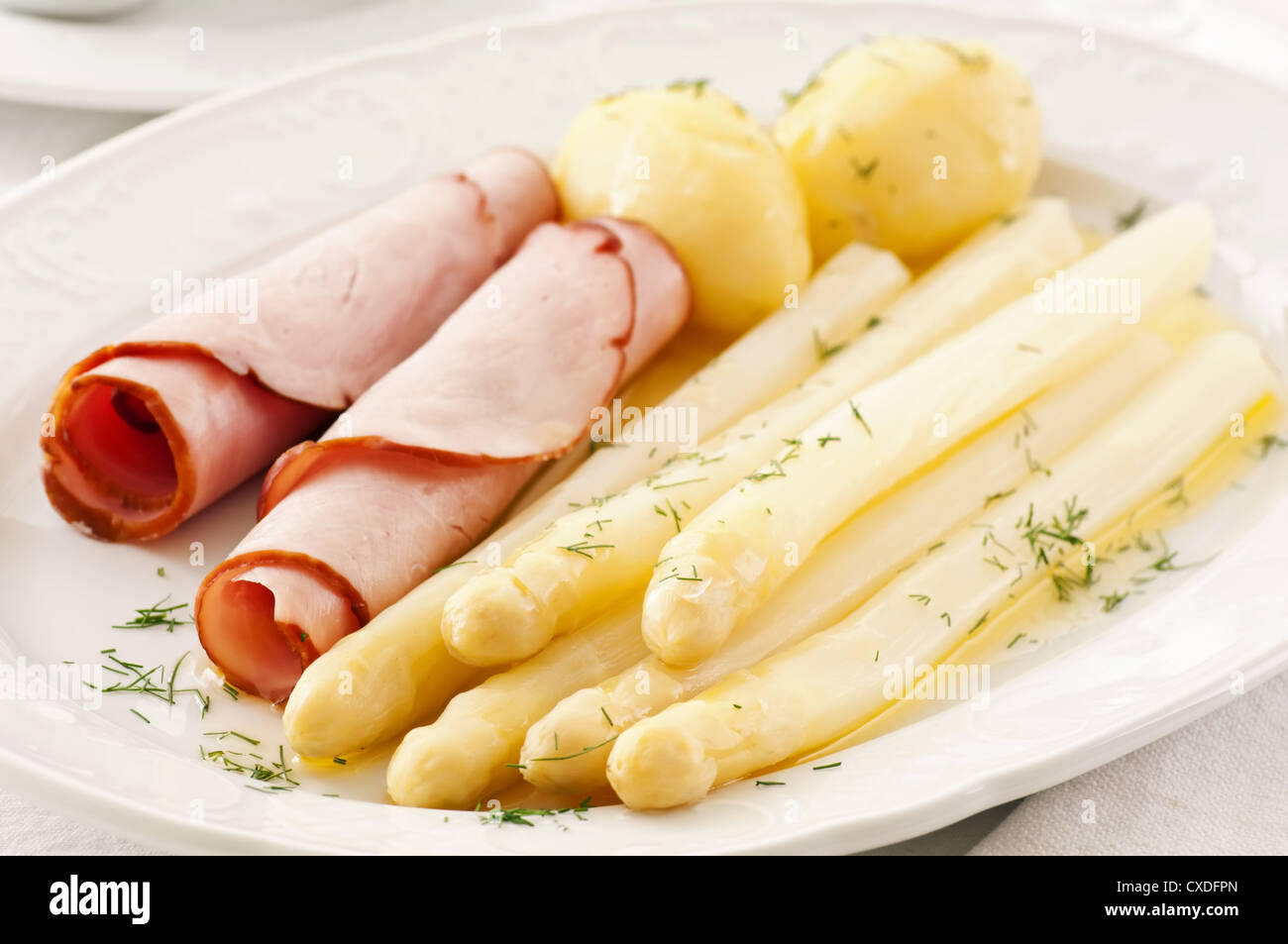 Gli asparagi con prosciutto e patate Foto Stock