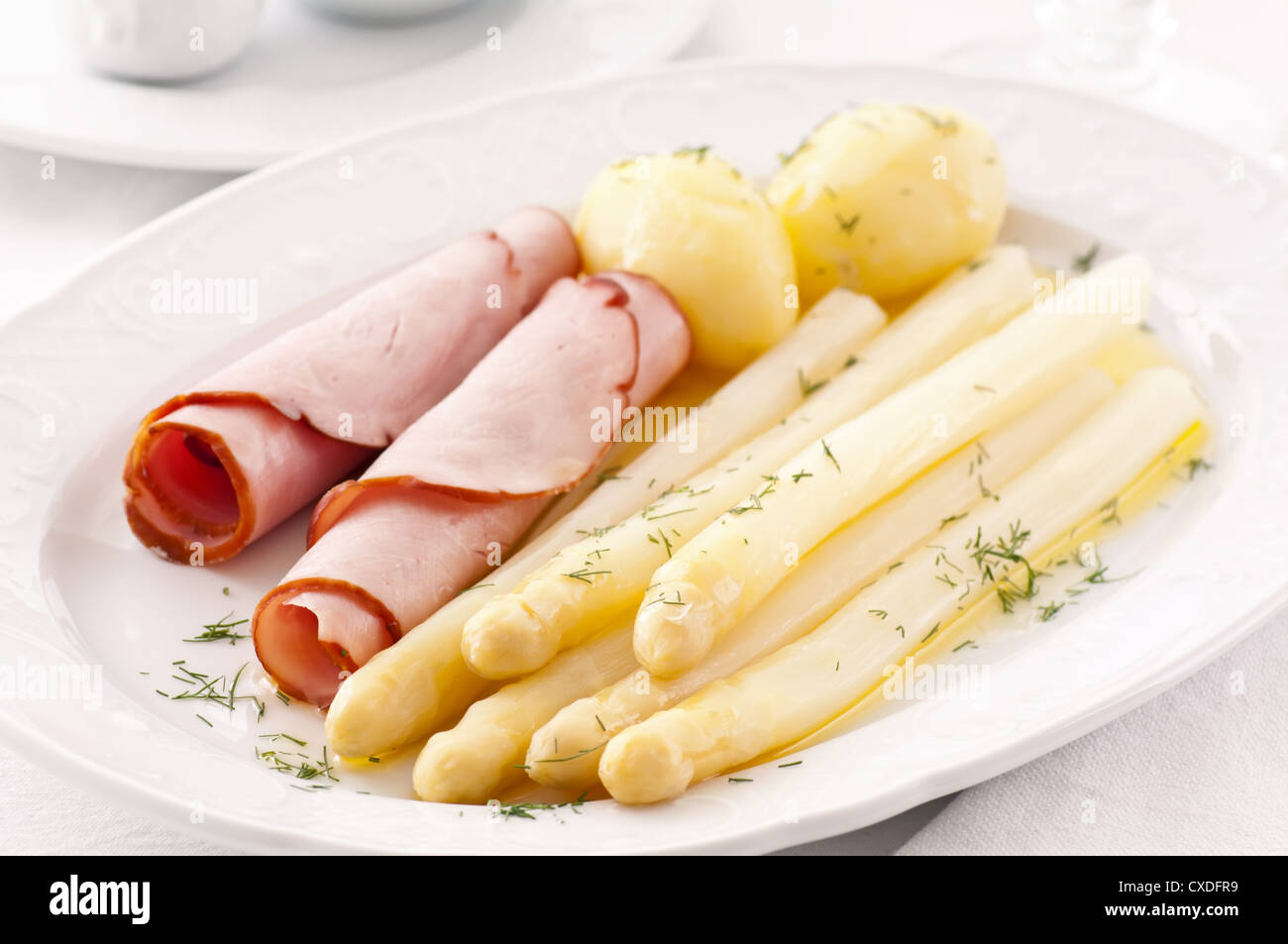 Gli asparagi con prosciutto e patate Foto Stock