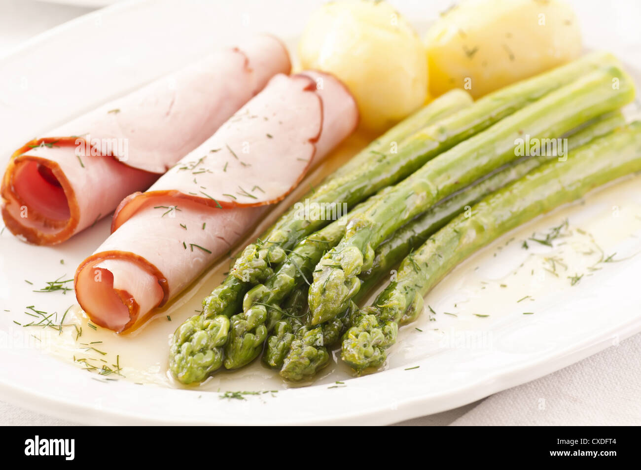 Gli asparagi con prosciutto e patate Foto Stock