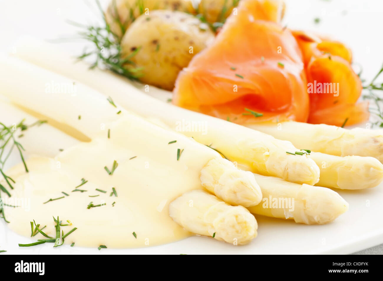 Asparagi con salmone e salsa Foto Stock