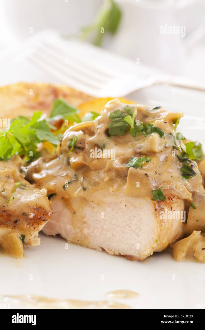 Bistecca di pollo con salsa di funghi Foto Stock