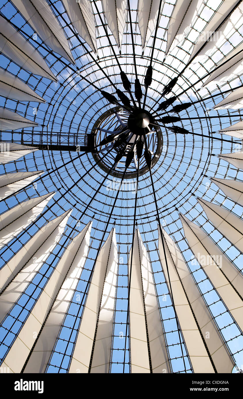 Avveniristico tetto al Sony Center di Potsdamer Platz, Berlin, Germania. Foto Stock