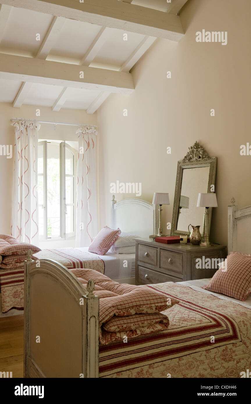 Camera da letto doppia con finestra soleggiato in Provenza country house Foto Stock