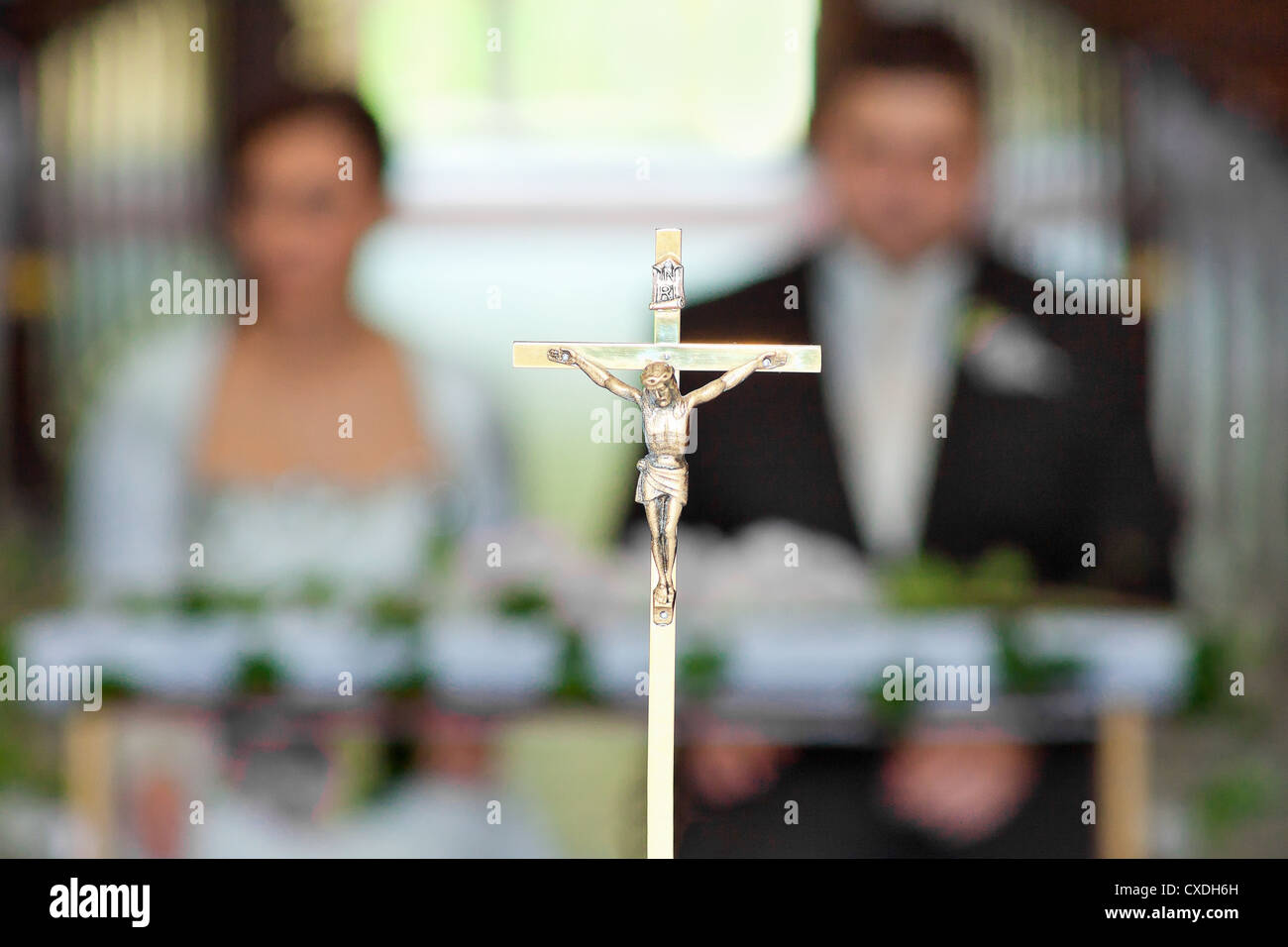 Lo sposo e la sposa alla cerimonia di matrimonio in chiesa Foto Stock