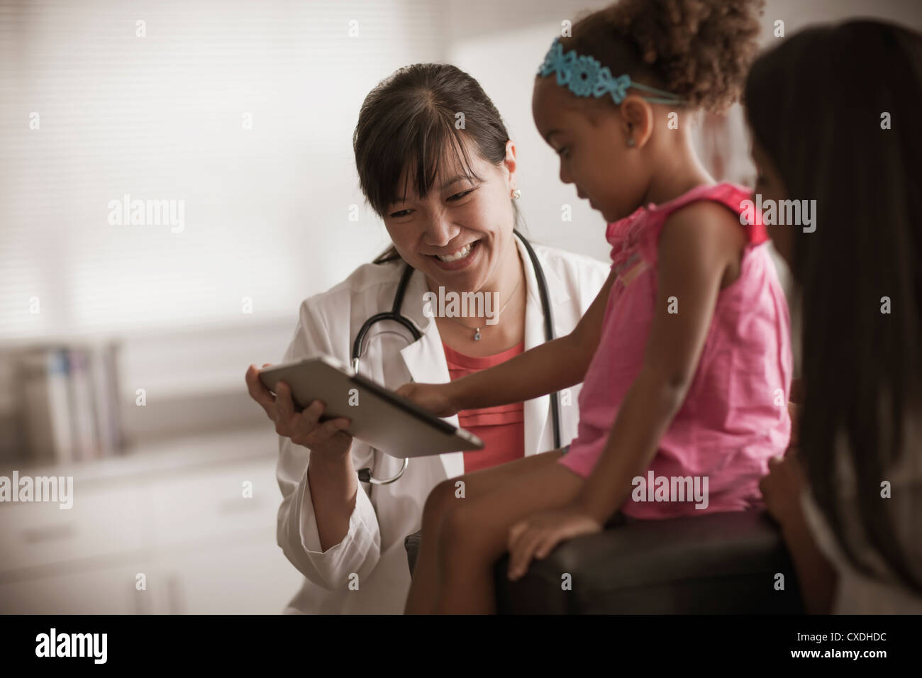 Medico mostra ragazza tavoletta digitale Foto Stock