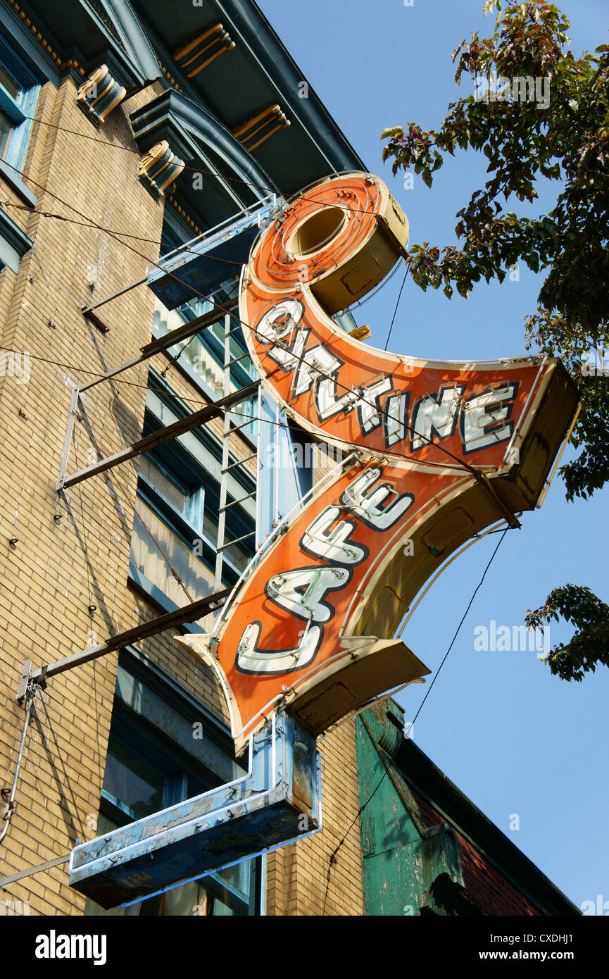 Il Cafe Ovaltine insegna al neon, East Hastings Street, Vancouver, BC, Canada Foto Stock