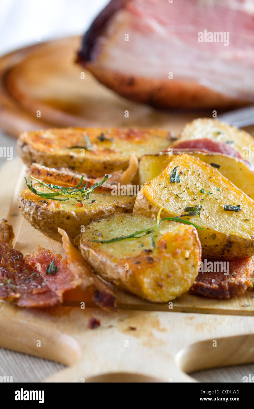Deliziose patate al forno con carne di maiale Foto Stock
