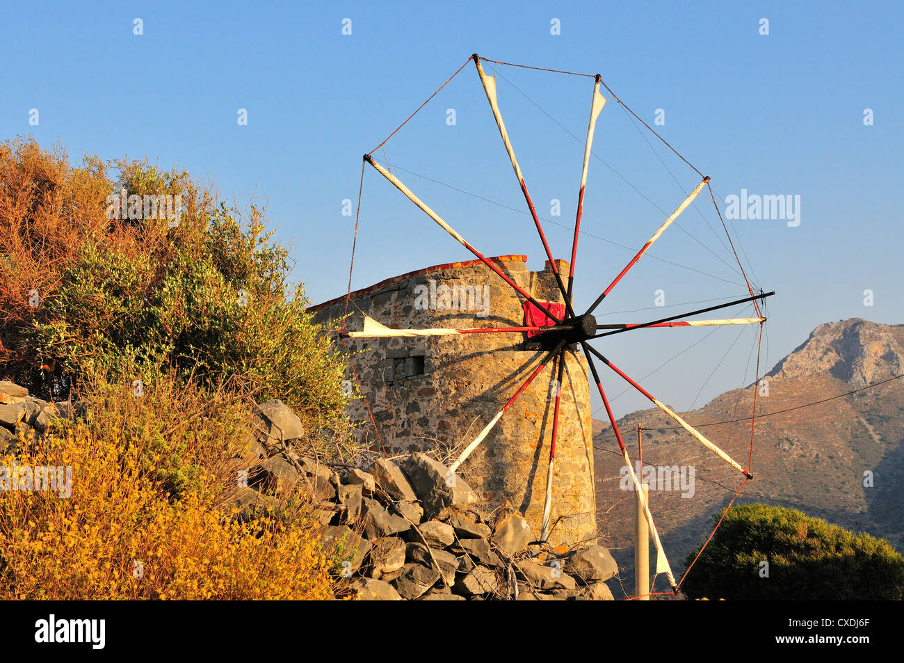 Kato Pines, un villaggio collinare, sopra la vecchia Elounda con mulini a vento in disuso sulla cresta - Lasithi, Creta, Grecia Foto Stock