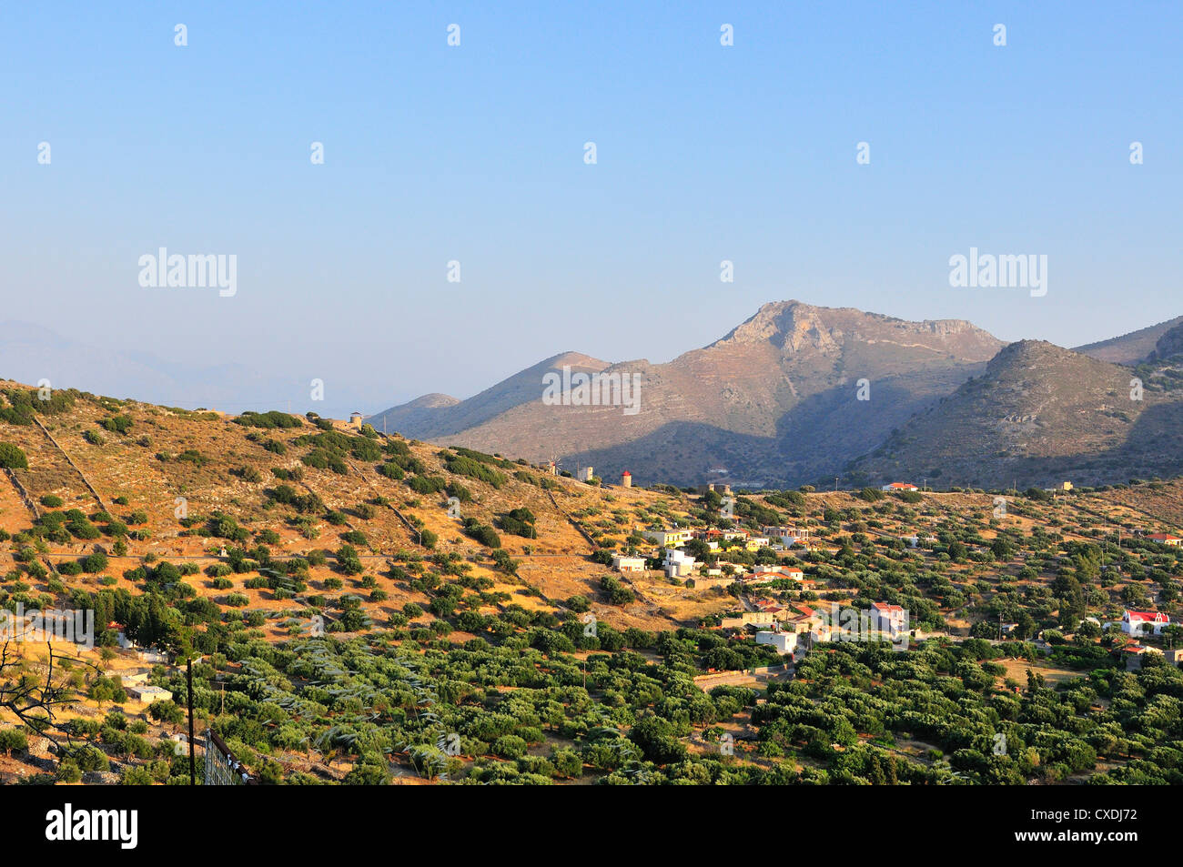 Pano Pine, villaggio in cima alla collina sopra la vecchia Elounda con mulini a vento disutilizzati sulla cresta di kato Pine Creta, Grecia Foto Stock
