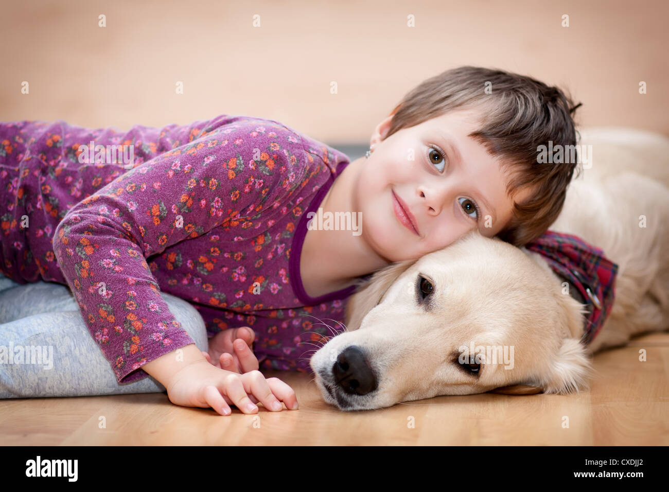 Carino il bambino gioca con il suo cane Foto Stock