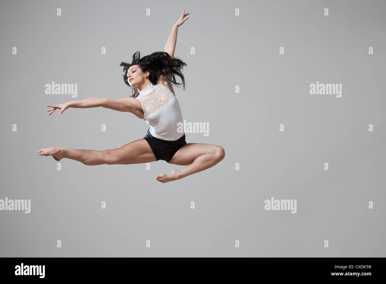 Grazioso Caucasian ballerina in mid-air Foto Stock