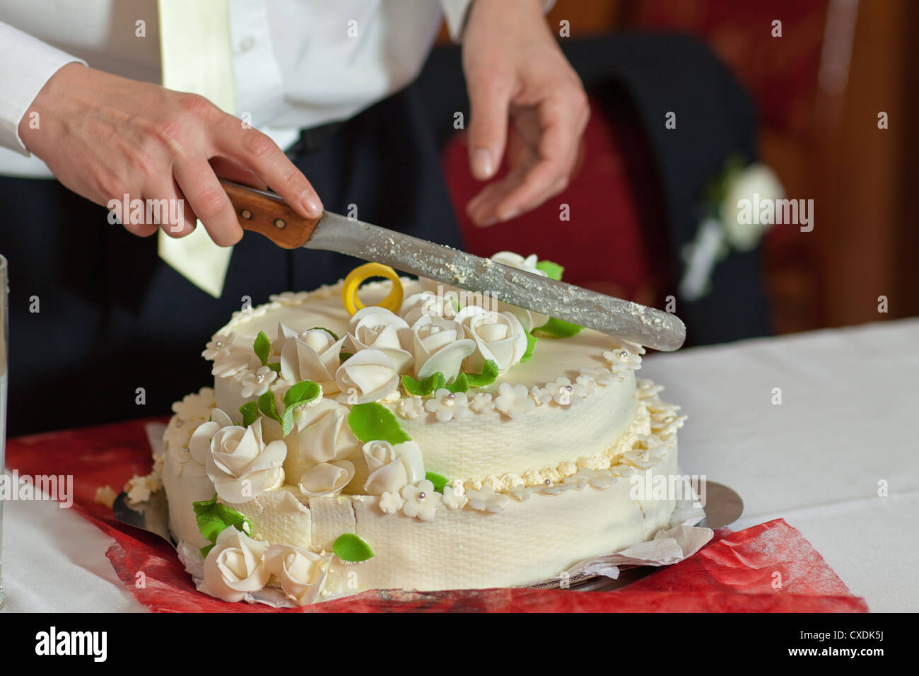 Lo sposo torta nuziale tagliare fino Foto Stock