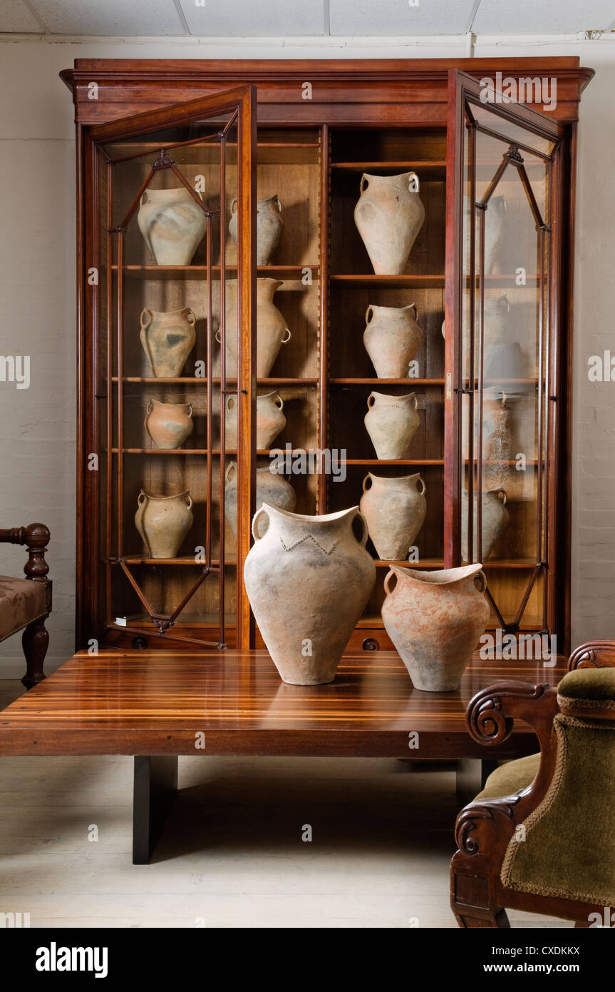 Xix secolo legno di palissandro vetrina riempito con con il cinese anfora neolitico Foto Stock