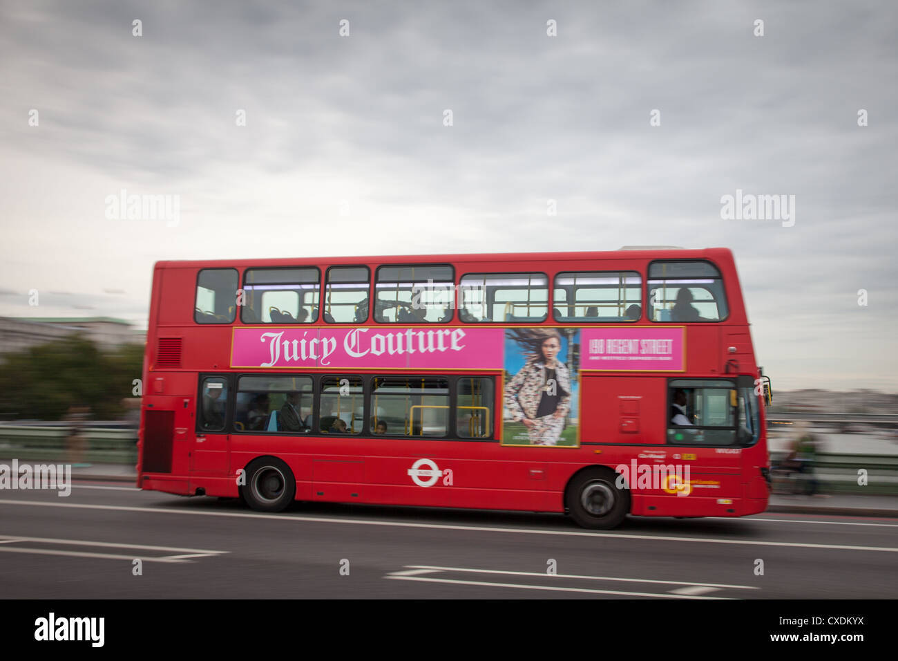 Un bus rosso a due piani di Londra con Juicy Couture pubblicità su di esso Foto Stock