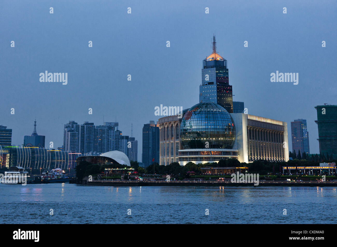 Shanghai grattacieli in serata in prossimità di acqua Foto Stock