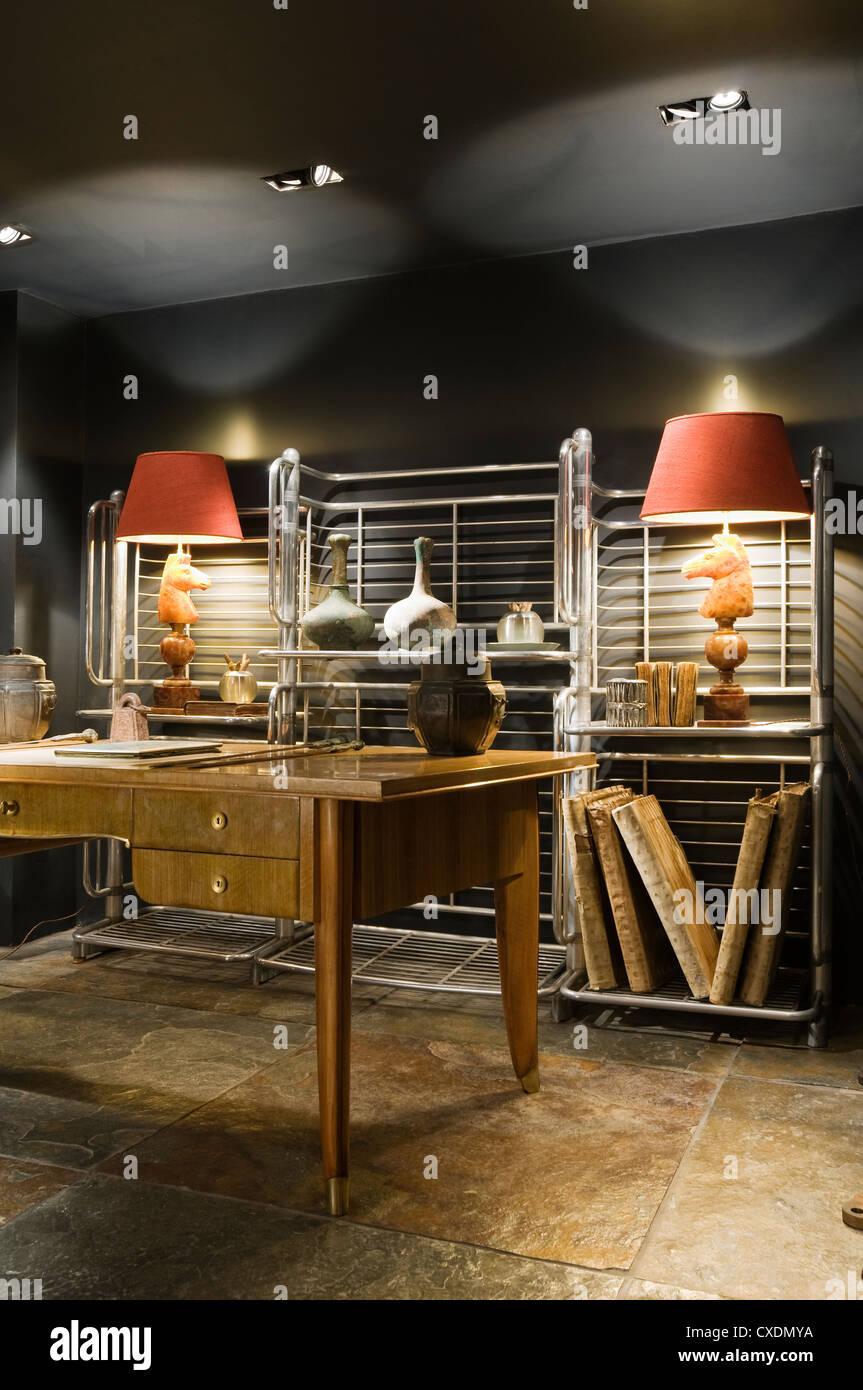 Francese Art Deco in legno di noce in tabella con alluminio bakers rack e Art Deco lampade in alabastro Foto Stock